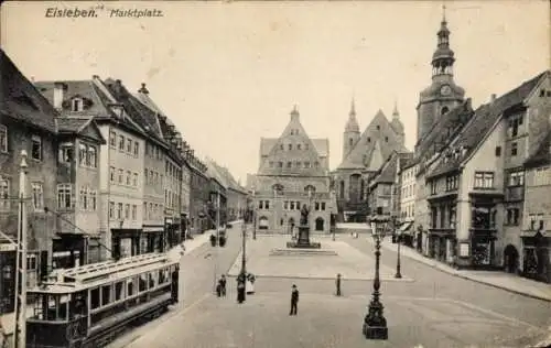 Ak Lutherstadt Eisleben, Marktplatz, Tram, Alte Gebäude, Uhrturm, Historische Atmosphäre