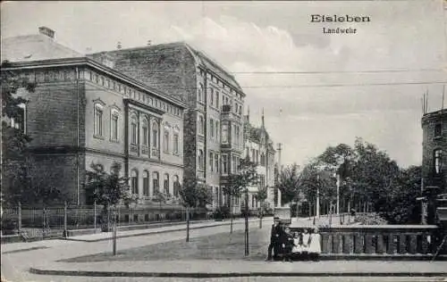 Ak Lutherstadt Eisleben,  Landwehr, s Gebäude, Menschen auf der Straße