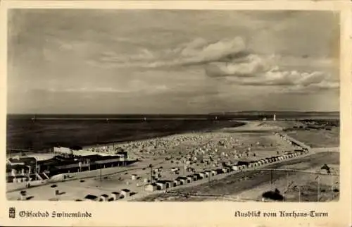 Ak Świnoujście Swinemünde Pommern, Ostseebad  Ausblick vom Kurhaus Turm, Strand mit Strandkörben