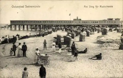 Ak Świnoujście Swinemünde Pommern, Ostseebad  Steg für Ruderboote, Strand, Personen,  Atmosphäre