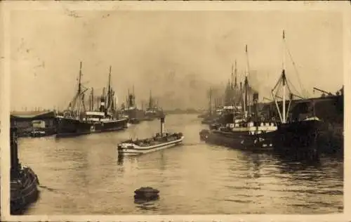 Ak Szczecin Stettin Pommern, Hafenpartie mit Schiffen, ruhiges Wasser,  Szenerie