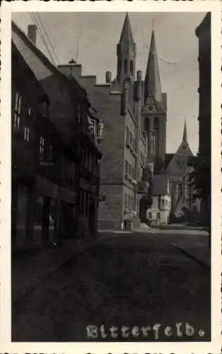 Ak Bitterfeld in Sachsen Anhalt, Schwarze und weiße Fotografie, s Gebäude, Kirche, Straßenansicht