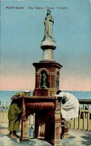 Ak Port Said Ägypten, Statue von Königin Victoria, zwei Männer bewundern Statue, bunte Darstellun