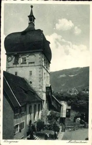 Ak Bregenz am Bodensee Vorarlberg, Martinsturm,  Architektur, zwei Uhren, Hügel im Hintergrund