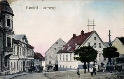 Ak Mansfeld im Harzvorland, Straßenansicht Luthersraße,  Bauwerke, Bäume, Personen