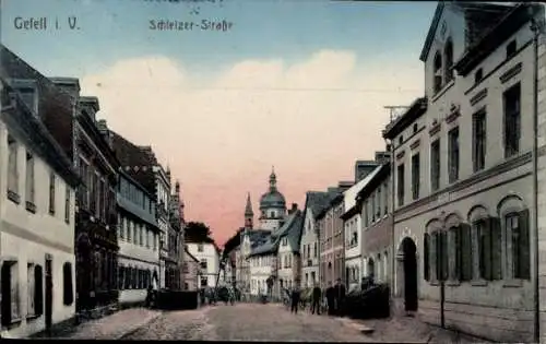 Ak Gefell im Vogtland, Straße mit Häusern, türmender Kirche, people walking