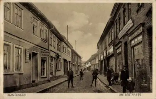 Ak Harzgerode am Harz, Stadtansicht, Unterstraße,  Gebäude, Personen auf der Straße