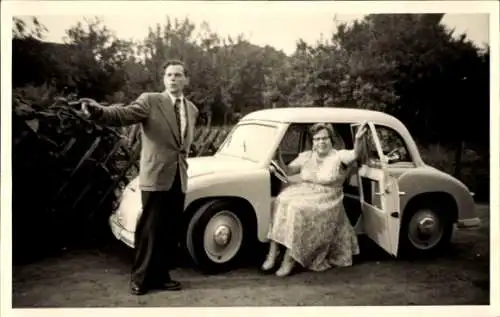 Foto Ak Auto, Goggomobil, Ehepaar