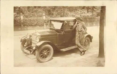 Foto Ak Auto, Mann in Anzug