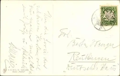 Künstler Ak Der erste Kuss, Liebespaar, Junger Mann mit einer Blume