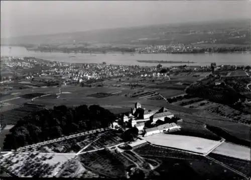 Ak Geisenheim am Rhein Hessen, Eine Luftaufnahme von Geisenheim mit Blick auf den Rhein, eine ...