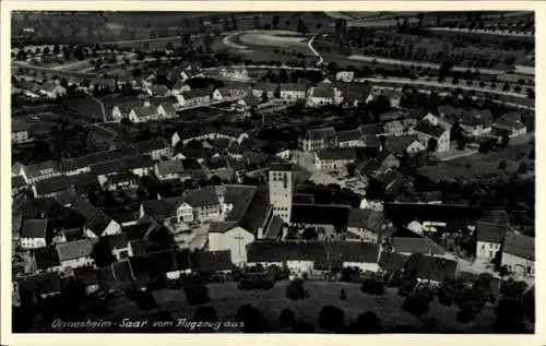 Ak Ormesheim Mandelbachtal im Saarland, Luftaufnahme von  Saar, Häuser und Kirche sichtbar