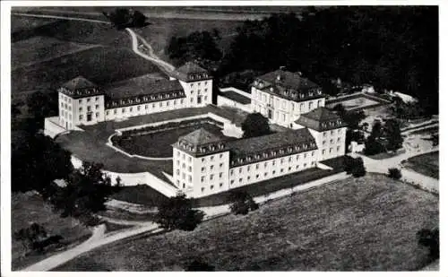 Ak Weilburg an der Lahn Hessen, Luftaufnahme eines Gebäudekomplexes, umgeben von Bäumen, Landscha