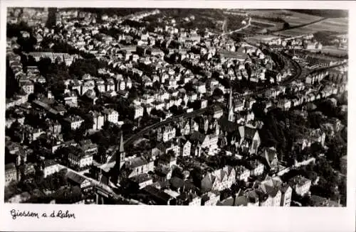 Ak Gießen an der Lahn Hessen, Luftaufnahme von  viele Häuser, Kirche, Gleise, Landschaft
