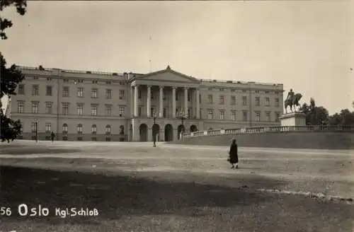 Ak Oslo Norwegen, Oslo Kgl. Schloss, Statue, Parkszene