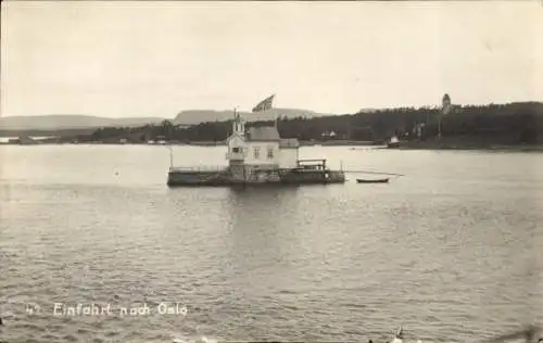 Ak Oslo Norwegen, Einzelnes Gebäude auf einem Felsen, Wasseransicht, Flagge, Boot