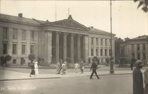 Ak Oslo Norwegen, Universität, Menschen gehen vorbei,  Architektur