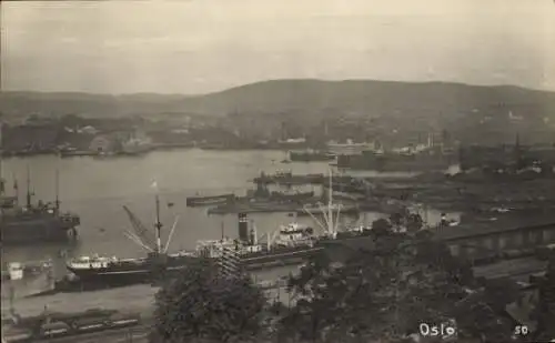 Ak Oslo Norwegen, Blick auf den Hafen, Schiffe, Berge, Stadtansicht, Schwarz-Weiß
