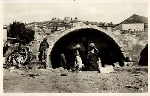 Ak Nazaret Nazareth Israel, Marienbrunnen, Menschen mit Behältern,  Umgebung, ländlich