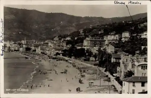 Ak Alassio Liguria, Blick auf Strand, Häuser, Berge, Surfbretter, Menschen, Küstenlandschaft