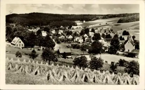 Ak Moritzburg in Sachsen, Landschaftsansicht, kleine Dorfansicht, Felder und Wälder im Hintergrun