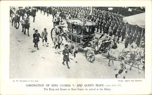 Ak König und Königin in der Staatskutsche bei der Ankunft in der Abtei, King George V., Queen Mary