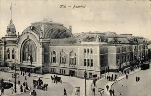 Ak Kiel, Bahnhof in   Architektur, viel Verkehr, Fußgänger, Pferdewagen