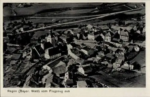 Ak Regen im Bayerischen Wald, Luftaufnahme von  Bayerischer Wald, Häuser, Kirche