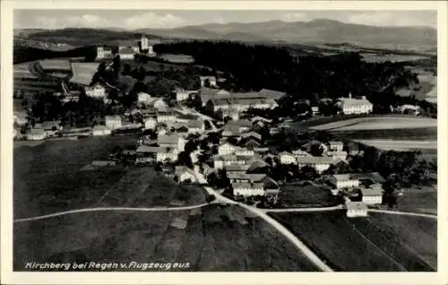 Ak Kirchberg in Sachsen, Luftaufnahme von Kirchberg, ländliche Landschaft, Gebäude, Kirche, Wiese
