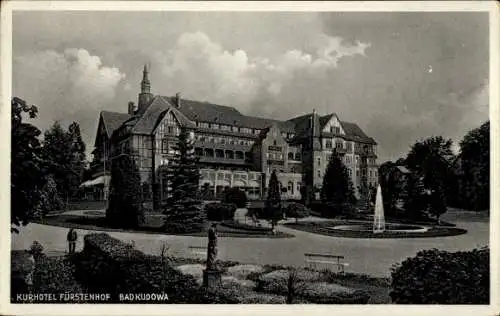 Ak Kudowa Zdrój Bad Kudowa Schlesien, Kurhotel Fürstenhof, Gartenanlage, Brunnen, Bäume, Statuen