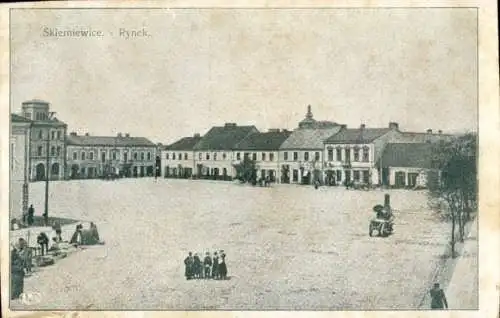 Ak Skierniewice Polen,  Rynek,  Gebäude, Menschen auf dem Platz