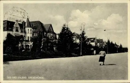 Ak Świnoujście Swinemünde Pommern, See- und Solbad, Straßenansicht, Menschen auf der Straße