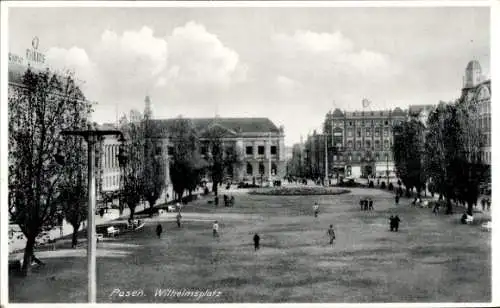 Ak Poznań Posen, Wilhelmsplatz, Menschen, Bäume, Gebäude, Schwarz-Weiß-Foto