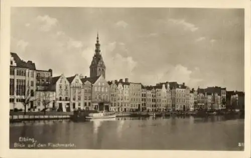 Ak Elbląg Elbing Westpreußen, Blick auf den Fischmarkt, Wasser, Gebäude, Wolken, Schwarz-Weiß