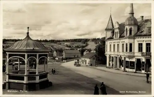 Ak Steinkjer Norwegen, Marktplatz mit Pavillon, Straßenansicht, Geschäfte, Landschaft im Hintergr