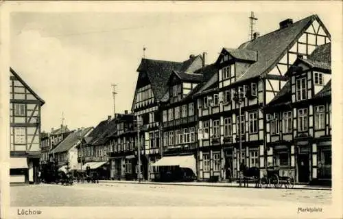 Ak Lüchow im Wendland,  Marktplatz,  Fachwerkhäuser, Pferdewagen