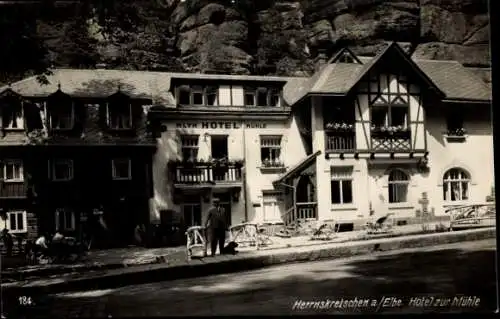 Ak Hřensko Herrnskretschen Elbe Region Aussig, HLYN HOTEL MÜHLE, Hotel zur Mühle, Gebäude, Mensch