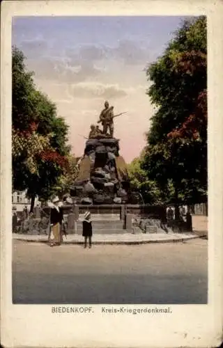 Ak Biedenkopf an der Lahn, Kreis-Kriegerdenkmal, Statue, Menschen, Bäume