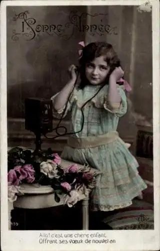 Ak Glückwunsch Neujahr, Mädchen beim Telefonieren, Telefon, Blumen