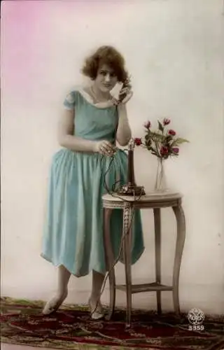 Ak Frau beim Telefonieren, Telefon, Blumenvase