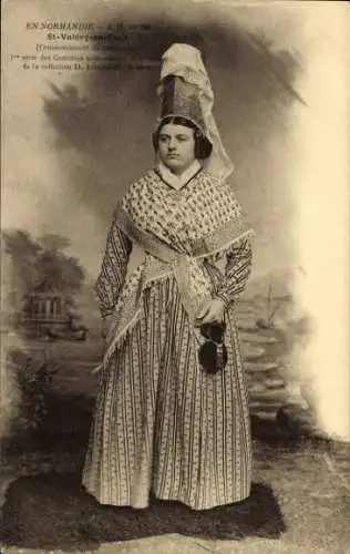 Ak St Valery en Caux, Normandie, Frau in Tracht