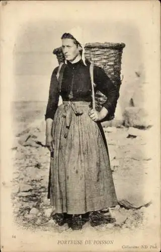 CPA Porteuse de poisson, Frau in Tracht