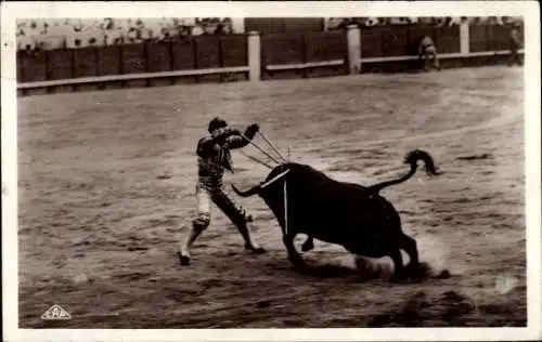 Ak Stierkampf, Course de Taureaux, Pose de banderilles au cuarto