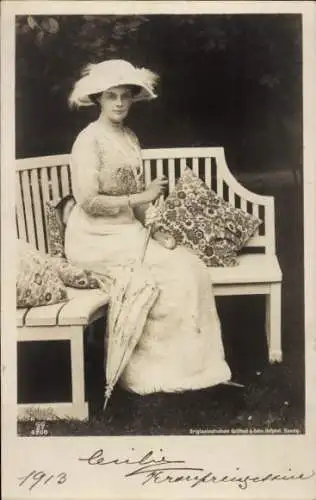 Ak Kronprinzessin Cecilie von Preußen, Sitzportrait auf Bank, Hut, Schirm, Kissen