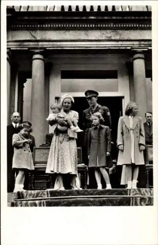 Ak Königin Juliana der Niederlande, Prinz Bernhard, Prinzessinnen Beatrix, Irene, Margriet, Marijke