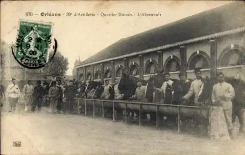 Ak Orléans Loiret, 30° d'Artillerie, Quartier Dunois, l'Abreuvoir