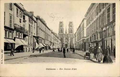Ak Orléans Loiret, Straße mit Menschen, Gebäude im Hintergrund, Rue Jeanne d'Arc