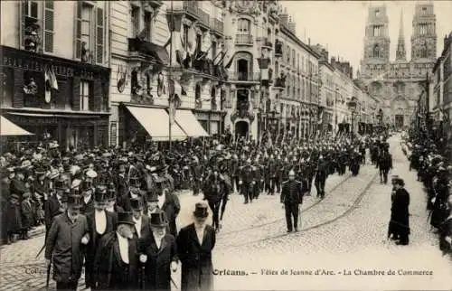 Ak Orléans Loiret, Fête von Jeanne d'Arc, Menschenmenge, Straßenszene, Gebäude im Hintergrund