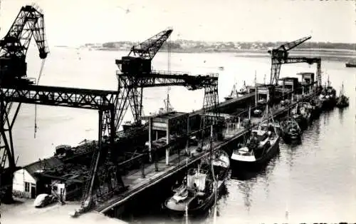Ak Lorient Morbihan, Schiffsanleger mit Kränen, Boote im Hafen, Eisladung für Fischerboote