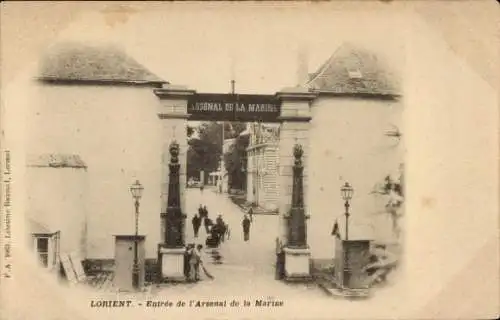 Ak Lorient Morbihan, Eingang Arsenal der Marine, Menschen, Architektur, Laternen